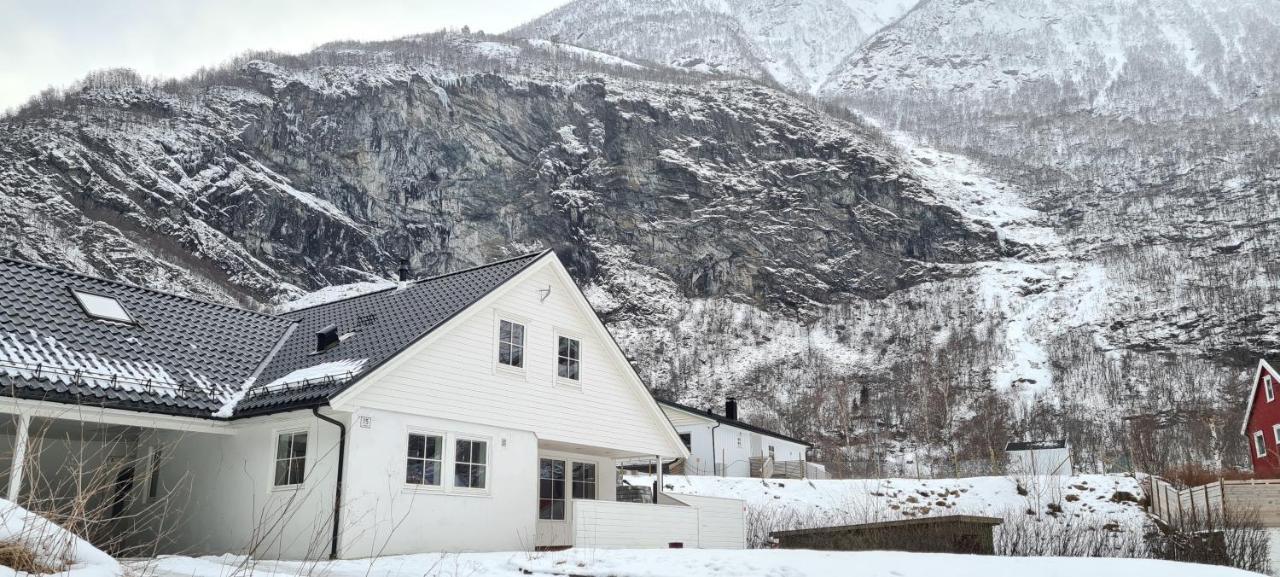 Bright And Cozy Apartment 1.5Km From City Centre Aurland Eksteriør billede